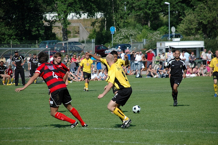 2008_0607_43.JPG - 2:a halvlek började som den 1:a slutade och Södra fortsatte att dominera