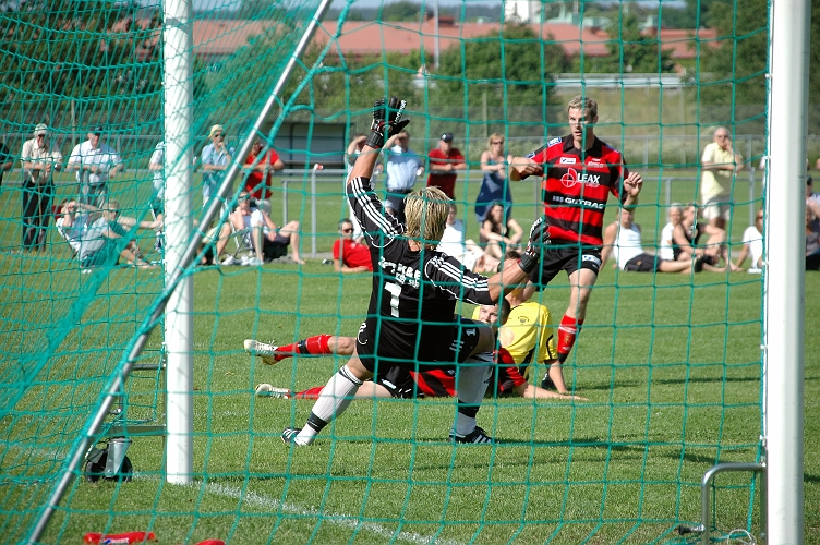 2008_0607_45.JPG - Och skjuter mot målet, bollen tar på Frank . . .