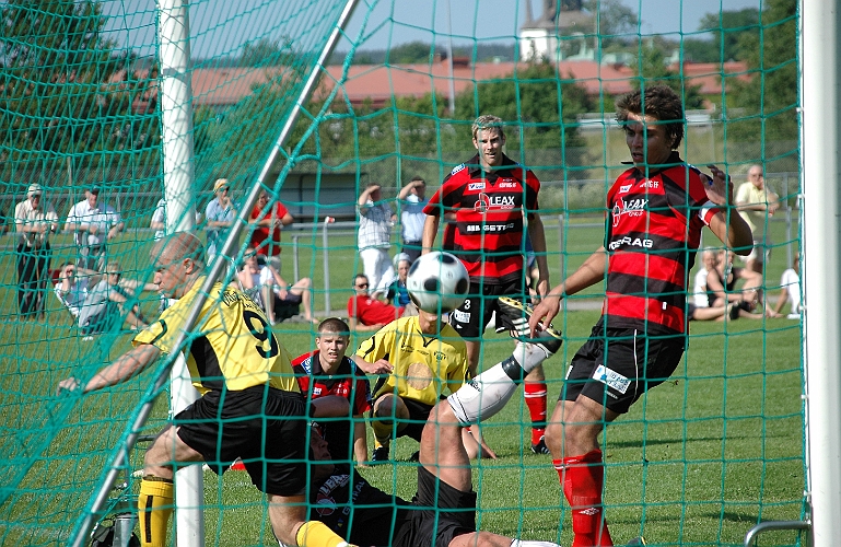 2008_0607_46.JPG - . . . och går i mål, 5-0 till Södra efter 59 minuter