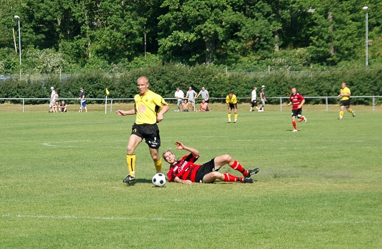2008_0607_48.JPG - Kristofer Storm vinner en duell mot sin försvarare och kommer själv med målvakten . . .