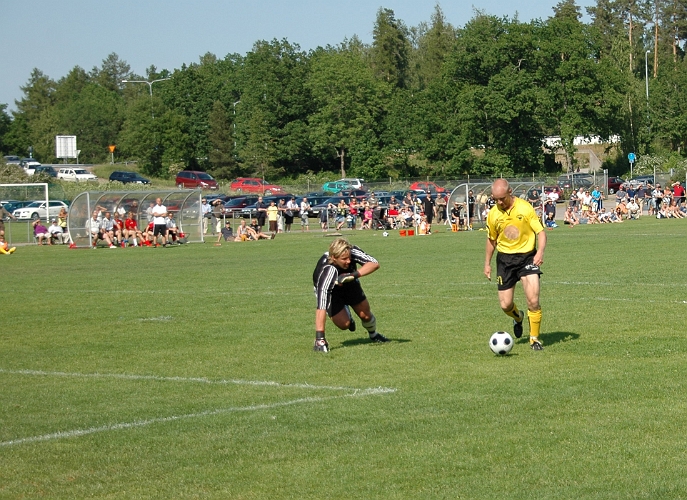2008_0607_49.JPG - . . . han rundar Frank och sätter slutresultatet till 6-0 för Södra