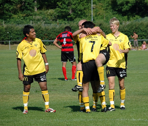2008_0607_50.JPG - Åter igen glada Södraspelare som gratulerar sin målskytt