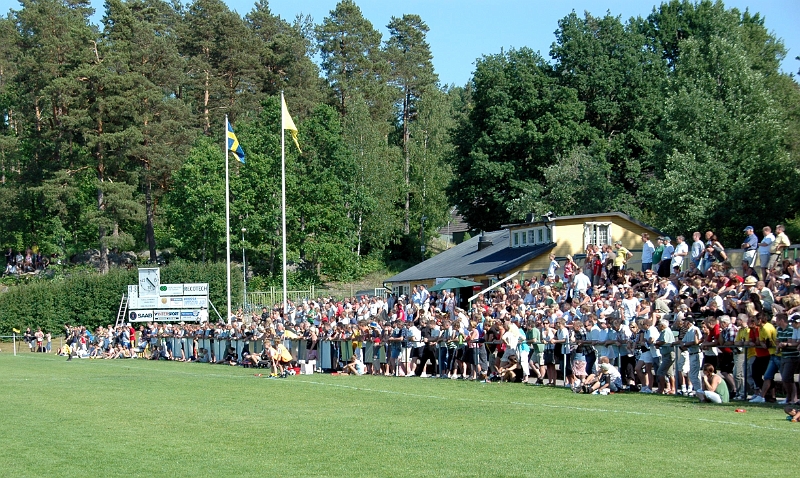 2008_0607_51.JPG - Som sagt mycket folk på Ekbackens IP idag