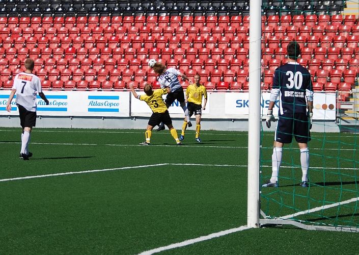 2008_0823_03.JPG - Johan Reinholdsson i kamp om bollen med en försvarare efter en hörna