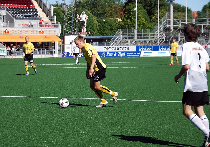 2008_0823_19.JPG - Samuel Hultqvist skjuter mot mål .......