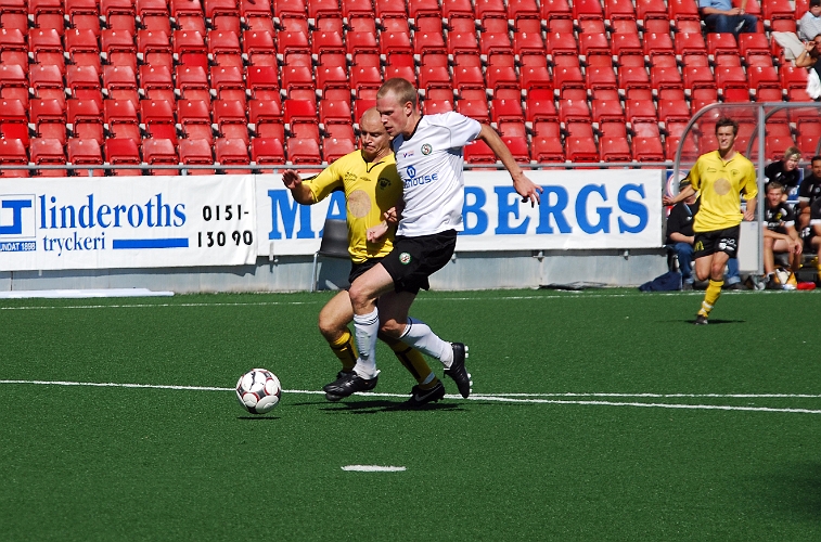 2008_0823_22.JPG - Kristofer Storm i kamp om bollen med en försvarare