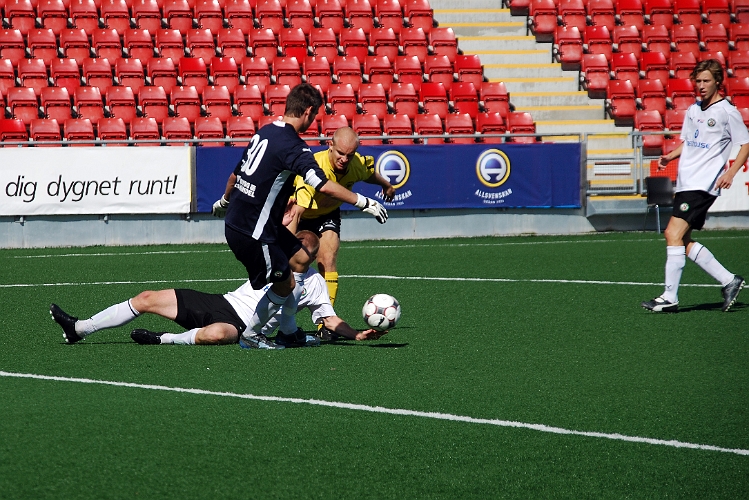 2008_0823_23.JPG - Målvakten reder ut situationen som kunde ha gett Södra ett mål