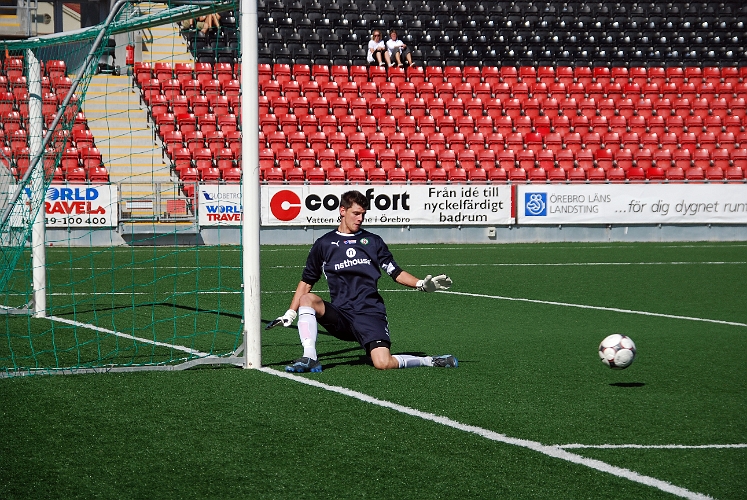 2008_0823_25.JPG - ..... som målvakten med hjälp av stolpen styr ut och försvaret kan rensa undan