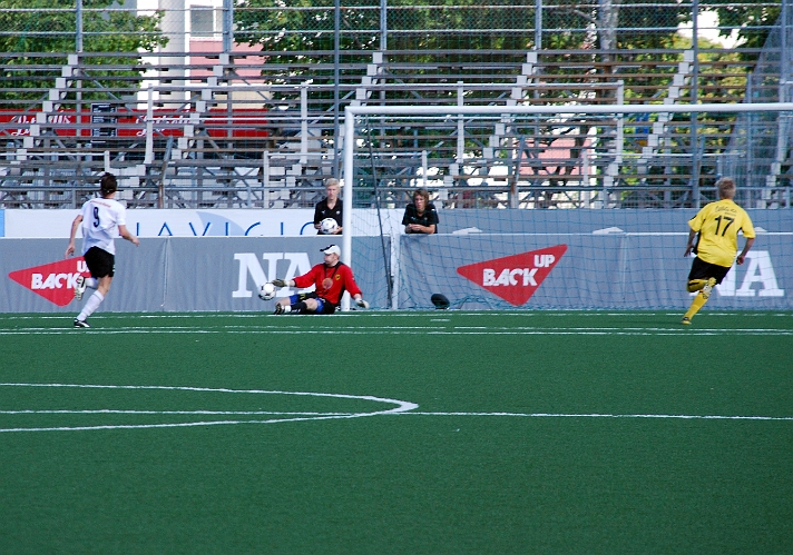 2008_0823_26.JPG - Glenn Schön gör en av sina många räddningar under matchen