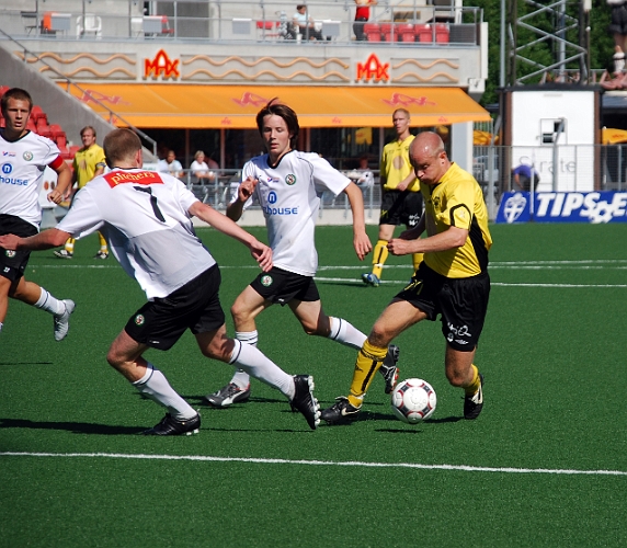 2008_0823_27.JPG - Kristofer Storm var hårt uppvaktad vid sina försök att komma till avslut