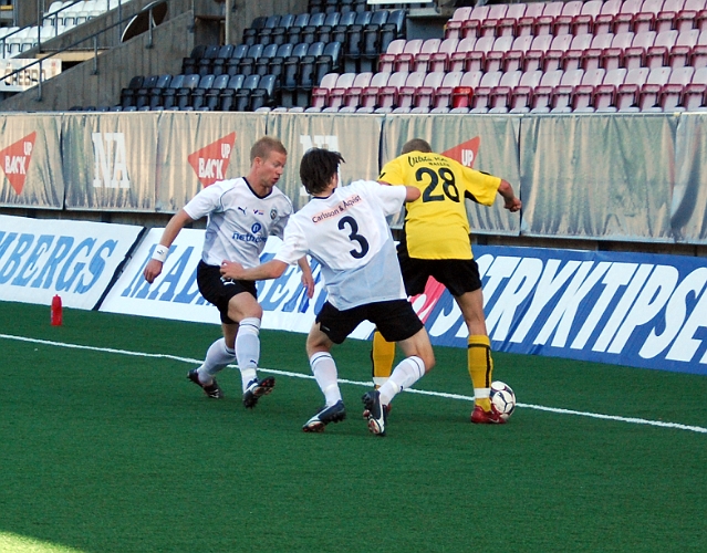 2008_0823_33.JPG - Filip Stjernfeldt gjorde A-lagsdebut och spelade hela matchen på mittfältet.