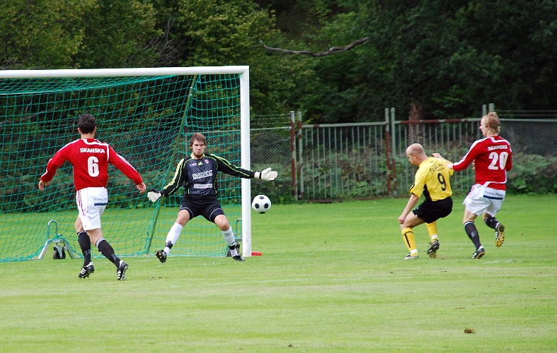 2008_0830_01.JPG - Kristofer Storm får en bra chans direkt i inledningen på matchen men målvakten gör en räddning
