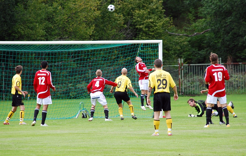 2008_0830_02.JPG - Minuten efter hade Södra ännu ett tillfälle som FBK reder ut