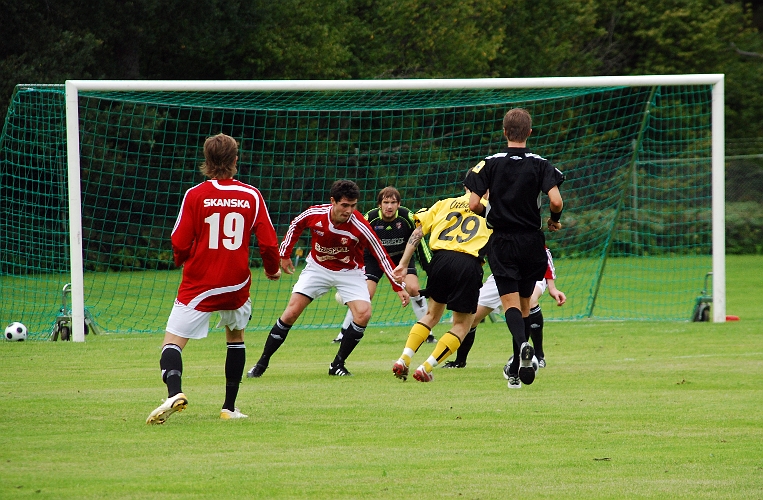 2008_0830_05.JPG - Thomas Giourgas söker skottläge strax utanför straffområdet