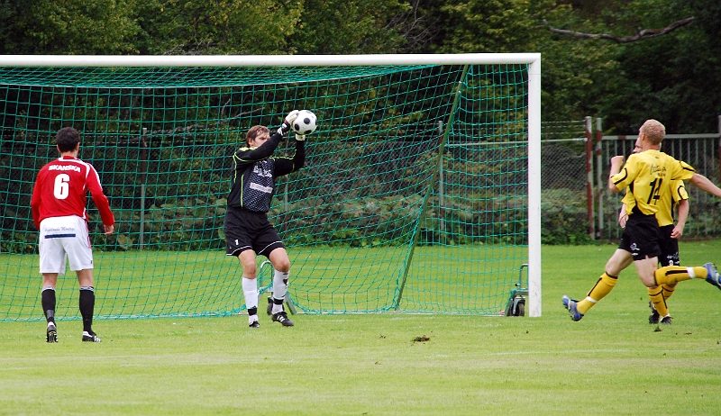 2008_0830_08.JPG - FBK målvakten klistrar bollen i sina händer