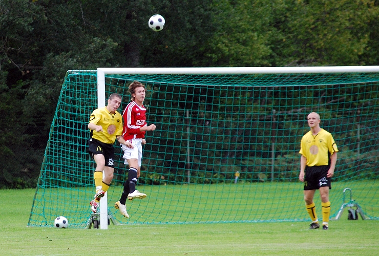 2008_0830_09.JPG - Thomas Giourgas i nickduell med FBK försvarare