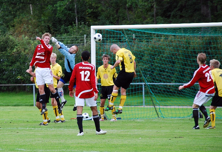 2008_0830_10.JPG - Södras målvakt Glenn Schön boxar undan bollen