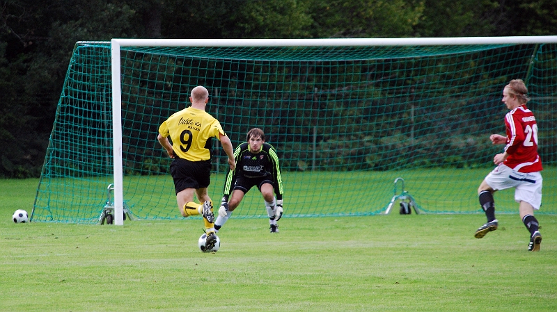 2008_0830_13.JPG - Kristofer Storm ensam mot målvakten, som gör en fin räddning