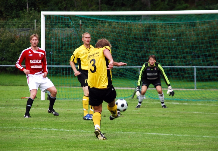 2008_0830_14.JPG - Johan Reinholdsson tester skottlyckan mot FBK's mål