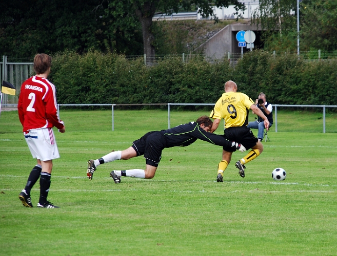 2008_0830_15.JPG - Alla utom domaren såg nog "fasthållningen" av Kristofer Storm i detta friläge, där bollen rullar precis utanför stolpen