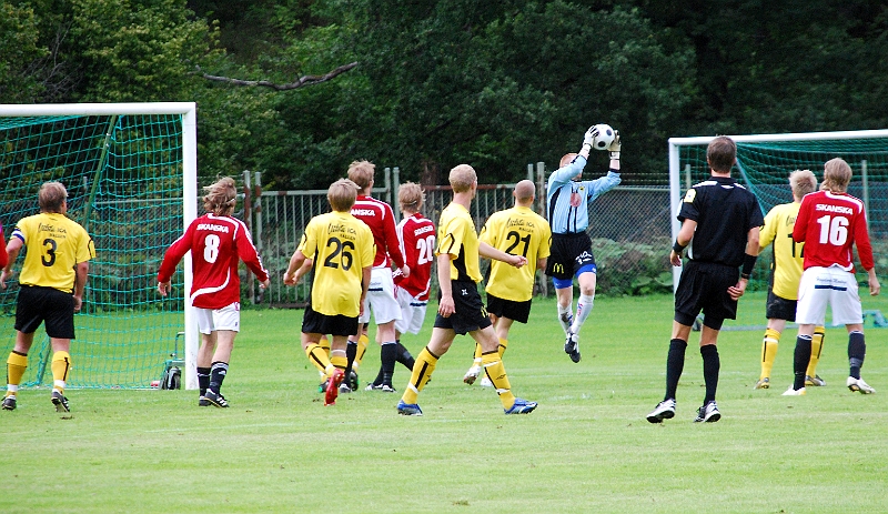 2008_0830_18.JPG - Glenn Schön plockar ner bollen efter FBK en hörna