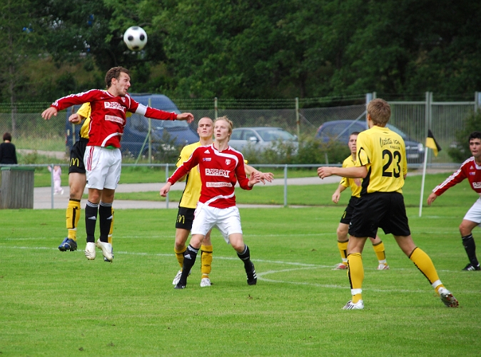 2008_0830_19.JPG - FBK försvaret nickar undan bollen när Södra ligger på framåt