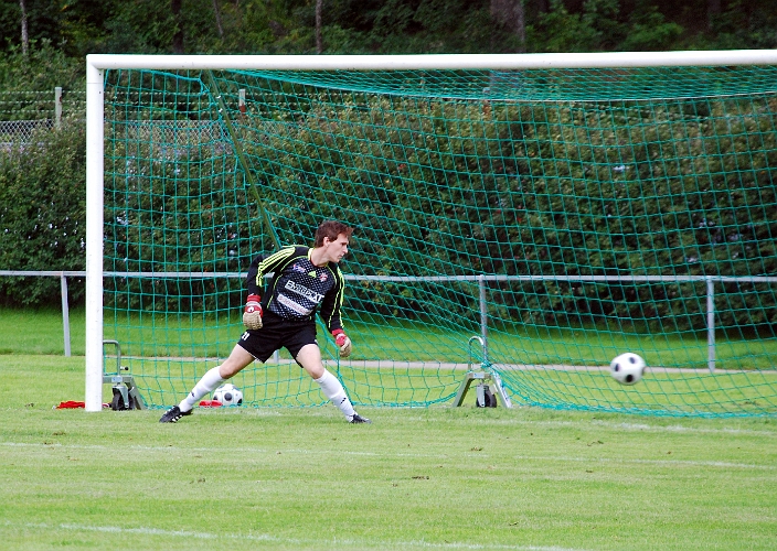 2008_0830_21.JPG - Mikael Wiker slår lugnt och behärskat in straffen och ger Södra ledningen med 2-1