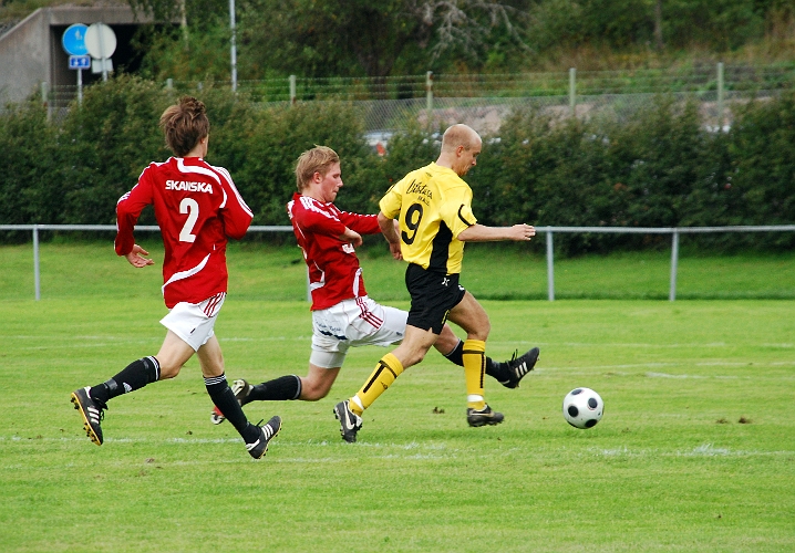 2008_0830_22.JPG - Kristofer Storm kommer i ytterligare i en attack mot FBK försvaret