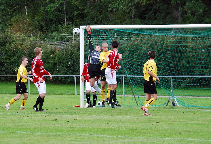 2008_0830_23.JPG - Här är det nära mål för Södra men bollen går strax utanför och matchen slutar med 3-1 till Södra