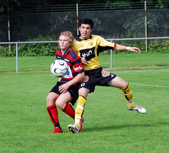 2008_0830_01.JPG - Mergim Bekaj i närkamp med en köpingsforsvarare