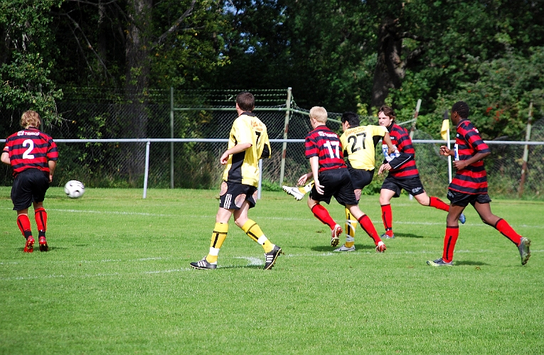 2008_0830_05.JPG - Mergim Bekaj omringad av många köpingsspelare får iväg ett skott som betyder 2-1 till Södra