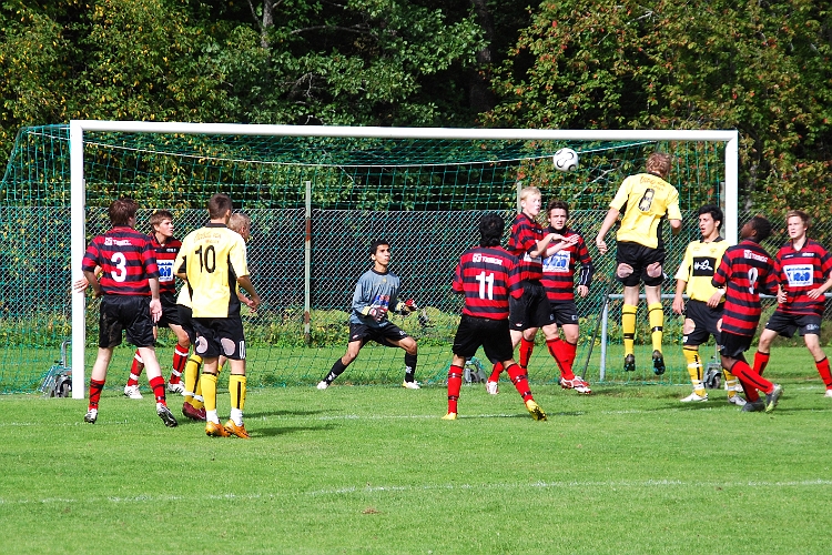2008_0830_06.JPG - Rasmus Persson har ett bra läge att nicka in bollen, men målvakten gör en fin räddning