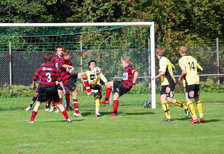 2008_0830_09.JPG - Mergim Bekaj försöker sig på en konstspark