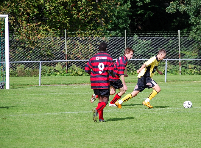 2008_0830_10.JPG - Miralem Malic styrs undan av köpingsförsvarare i höjd med straffområdet