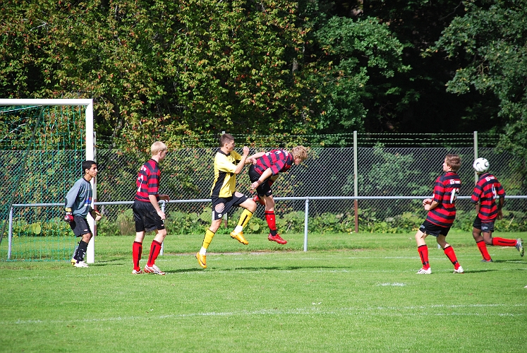 2008_0830_11.JPG - Köpingsbacken nickar undan bollen framför "Mirre"