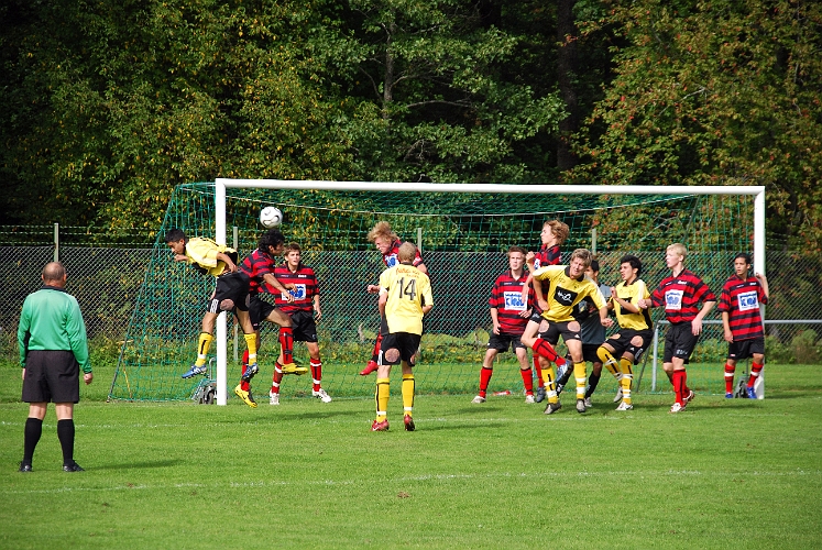 2008_0830_13.JPG - Johan Ponce i nickduell med en köpingsspelare