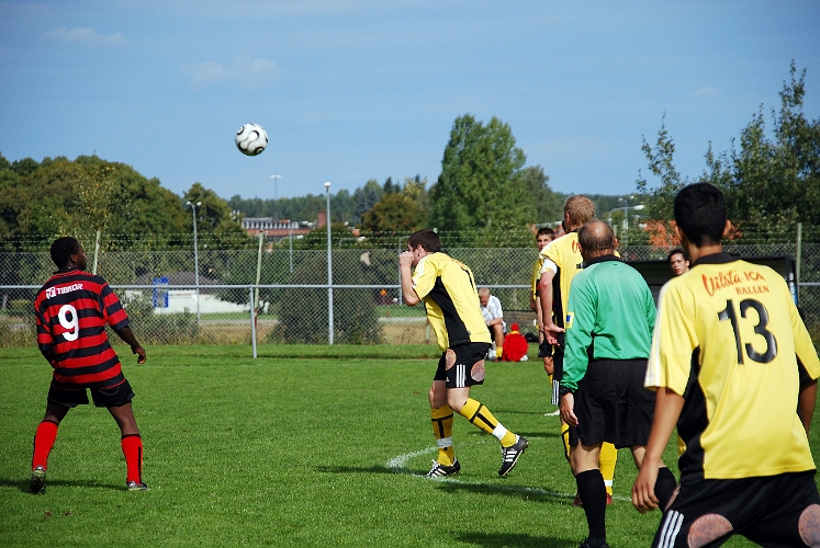 2008_0830_14.JPG - Mikael Ivarsson styr bollen med en nick till en södraspelare