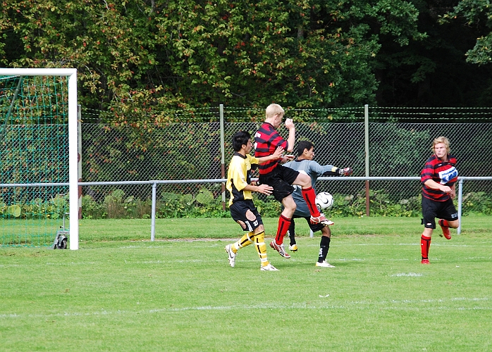 2008_0830_15.JPG - Mergim Bekaj är framme och oroar köpingsförsvaret