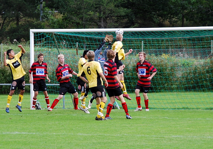 2008_0830_16.JPG - Filip Stjernfeldt nickar in 3-3 på en hörna