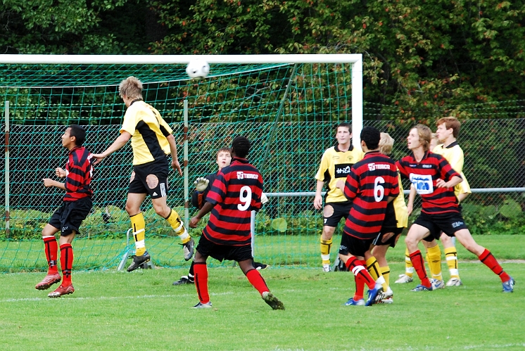 2008_0830_17.JPG - Jocke Bohman nickar undan en köpingshörna