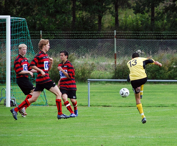2008_0830_18.JPG - Johan Ponce testar med ett skott från yttre delen av straffområdet