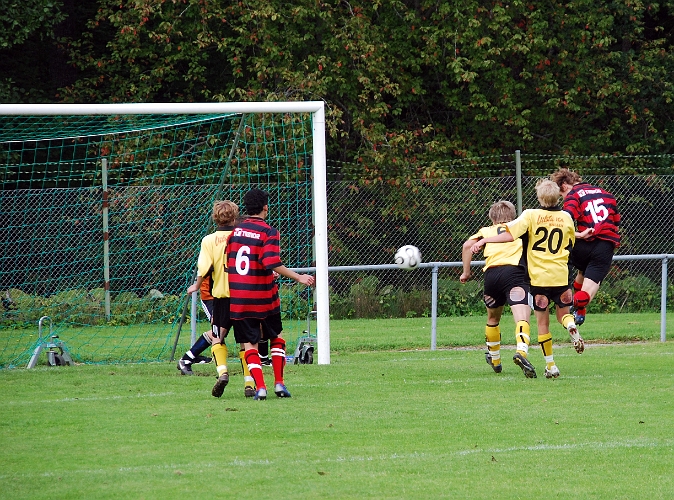 2008_0830_19.JPG - Köping har ytterligare farligheter men Jocke Bohman håller rent och gör ett bra jobb i försvaret