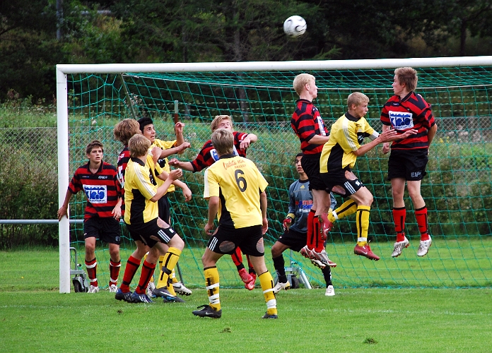 2008_0830_20.JPG - Ännu en farlig hörna för Södra som tar ribbans överkant