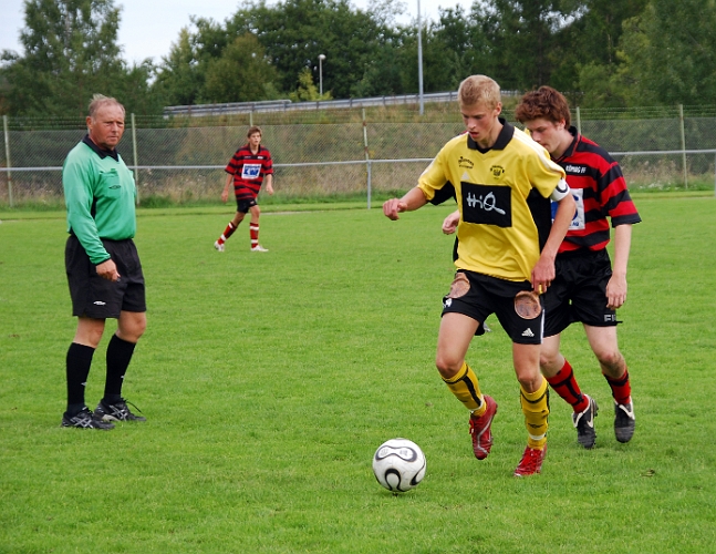 2008_0830_21.JPG - Filip Stjernfeldt hårt bevakad av köpingsspelaren