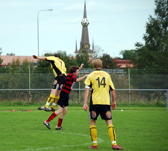 2008_0830_22.JPG - Mikael Ivarsson vinner en höjdduell mot sin köpingsspelare