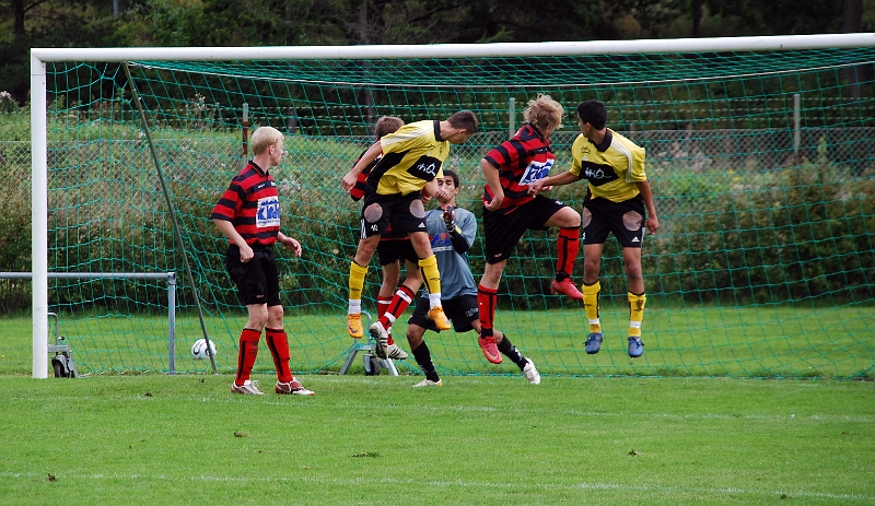 2008_0830_23.JPG - Köpings målvakt tar hand om bollen