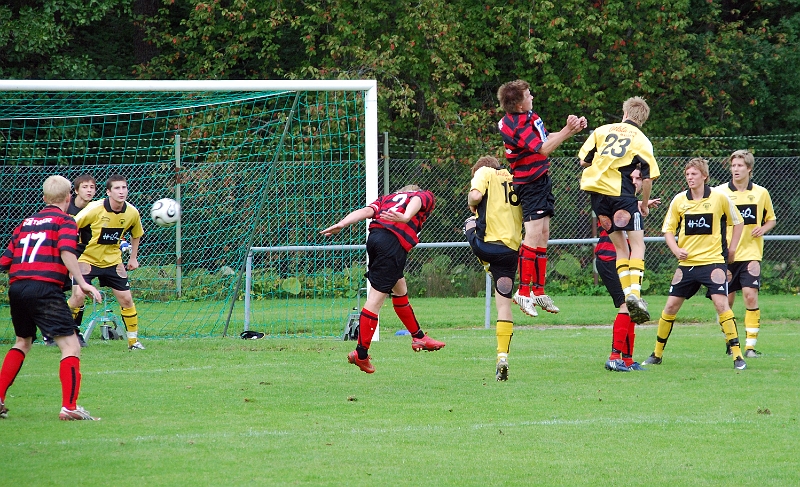 2008_0830_24.JPG - Köpings sista chans i matchen att kvittera Södras ledning men försvaret reder i situationen och Södra vinner matchen med 4-3