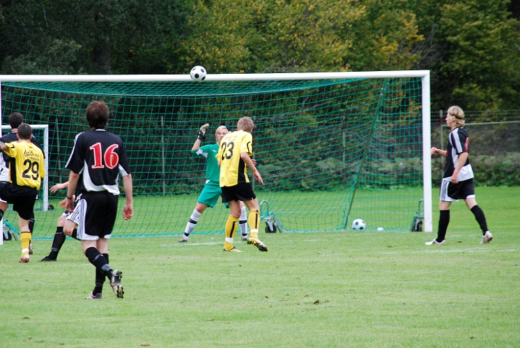 2008_0913_01.JPG - Samuel Hultqvist får Södra's första målchans men nickar bollen över mål