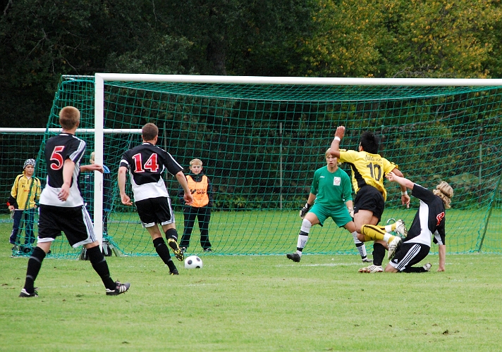 2008_0913_02.JPG - Victor Huerta har för ett ögonblick chansen till ett avslut men faller i närkamp med försvararen
