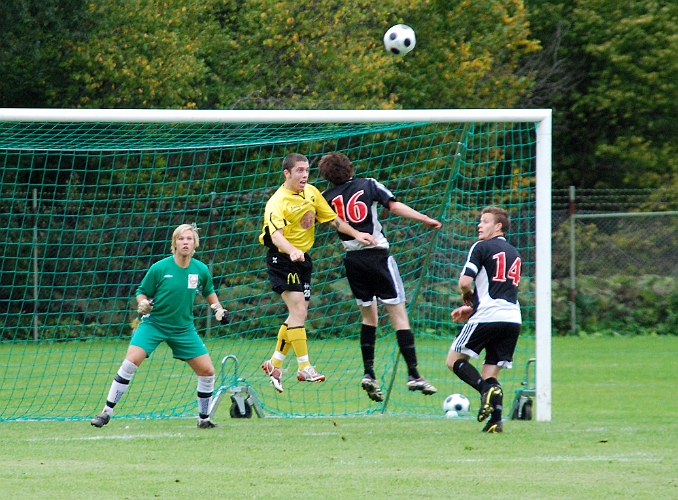 2008_0913_03.JPG - Thomas Giourgas i en nickduell med en IF Eker försvarare